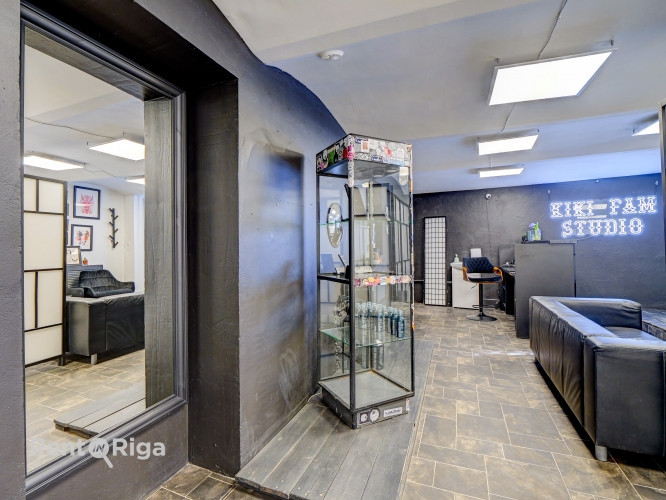 Veikala vai salona telpas puspagrabā. Ar autostāvvietu pagalmā.  Telpās iepriekš atradās tetovēšanas Рига - изображение 4
