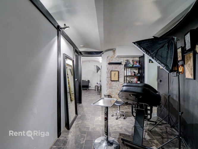 Veikala vai salona telpas puspagrabā. Ar autostāvvietu pagalmā.  Telpās iepriekš atradās tetovēšanas Рига - изображение 7