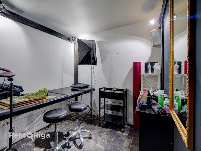 Veikala vai salona telpas puspagrabā. Ar autostāvvietu pagalmā.  Telpās iepriekš atradās tetovēšanas Рига - изображение 9