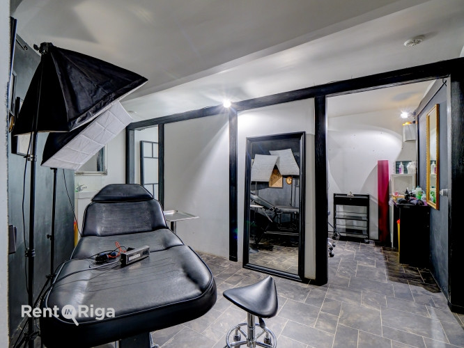 Veikala vai salona telpas puspagrabā. Ar autostāvvietu pagalmā.  Telpās iepriekš atradās tetovēšanas Рига - изображение 6