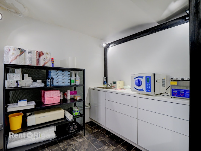 Veikala vai salona telpas puspagrabā. Ar autostāvvietu pagalmā.  Telpās iepriekš atradās tetovēšanas Рига - изображение 8