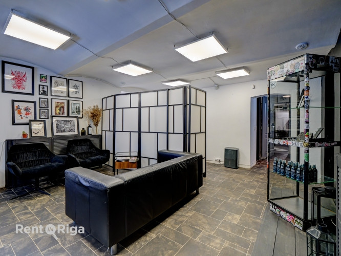 Veikala vai salona telpas puspagrabā. Ar autostāvvietu pagalmā.  Telpās iepriekš atradās tetovēšanas Рига - изображение 5