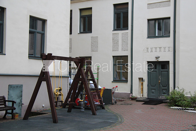 Pagalma ēka, renovēta māja, labiekārtots apzaļumots pagalms, slēgts pagalms, ieeja no Rīga - foto 15