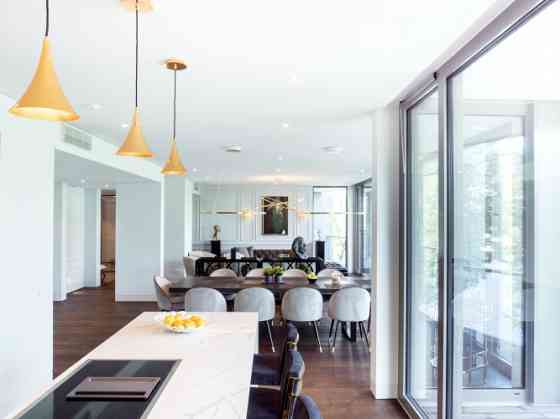 Эта роскошная квартира с великолепным видом на реку и Старую Ригу из окон от пола Rīga