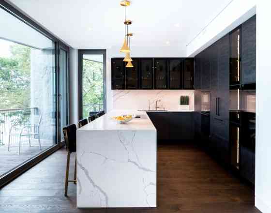 Эта роскошная квартира с великолепным видом на реку и Старую Ригу из окон от пола Rīga