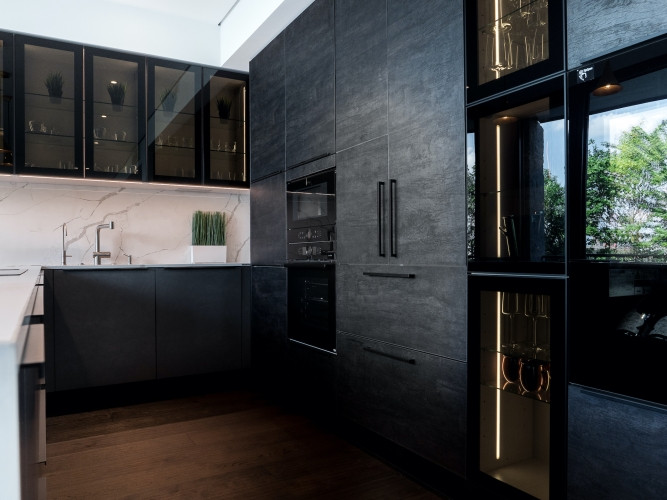 No šī valdzinošā dzīvokļa plašajiem logiem paveras elpu aizraujošs skats uz upi un Rīga - foto 8