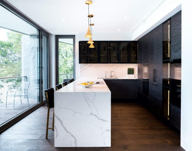 No šī valdzinošā dzīvokļa plašajiem logiem paveras elpu aizraujošs skats uz upi un Rīga - foto 6