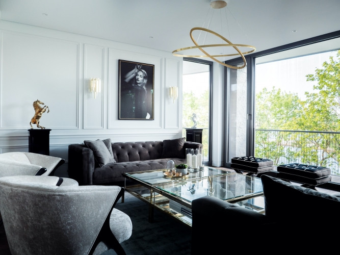 No šī valdzinošā dzīvokļa plašajiem logiem paveras elpu aizraujošs skats uz upi un Rīga - foto 1