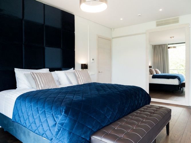 No šī valdzinošā dzīvokļa plašajiem logiem paveras elpu aizraujošs skats uz upi un Rīga - foto 9