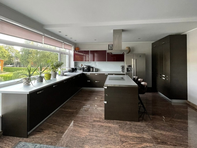 Tiek izīrēts mēbelēts 4-istabu dzīvoklis jaunā projektā Mellužos, tikai pāris soļu Jūrmala - foto 1