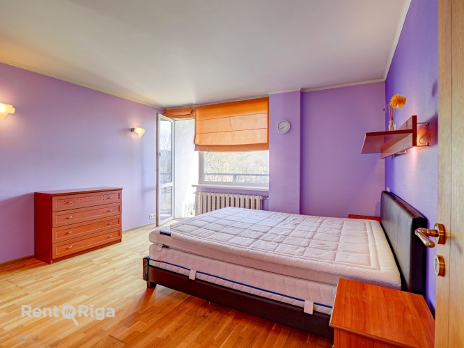 Izīrē 3-istabu dzīvokli!  Dzīvokļa plānojumu veido virtuve, kas apvienota ar dzīvojamo zonu, Rīga - foto 6