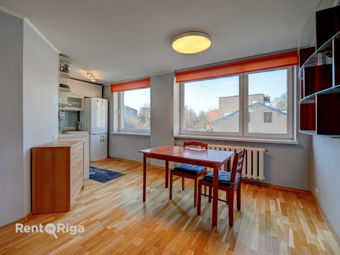 Izīrē 3-istabu dzīvokli!  Dzīvokļa plānojumu veido virtuve, kas apvienota ar dzīvojamo zonu, Rīga - foto 4