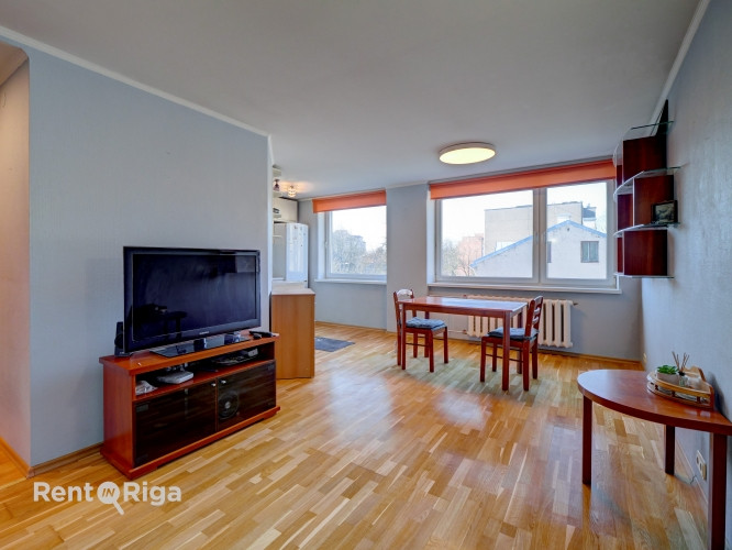 Izīrē 3-istabu dzīvokli!  Dzīvokļa plānojumu veido virtuve, kas apvienota ar dzīvojamo zonu, Rīga - foto 3