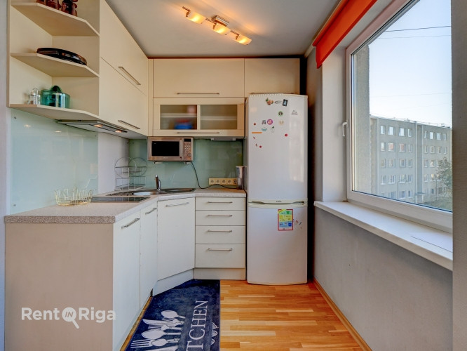 Izīrē 3-istabu dzīvokli!  Dzīvokļa plānojumu veido virtuve, kas apvienota ar dzīvojamo zonu, Rīga - foto 5