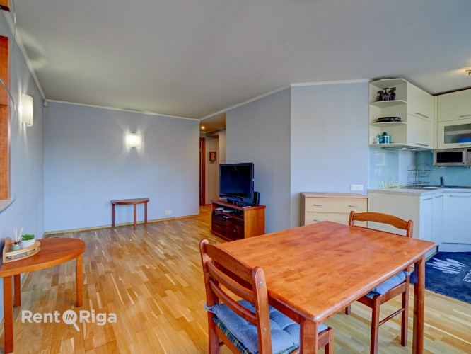 Izīrē 3-istabu dzīvokli!  Dzīvokļa plānojumu veido virtuve, kas apvienota ar dzīvojamo zonu, Rīga - foto 1