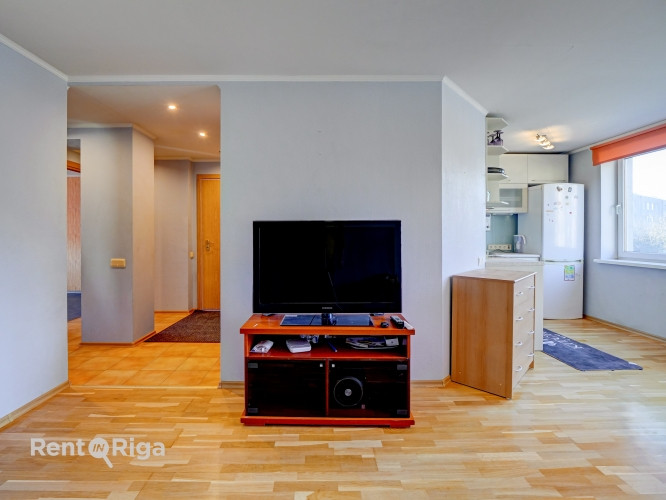 Izīrē 3-istabu dzīvokli!  Dzīvokļa plānojumu veido virtuve, kas apvienota ar dzīvojamo zonu, Rīga - foto 2