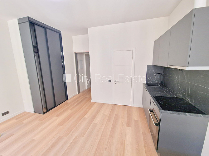 Fasādes māja, restaurēta māja, ieeja no ielas un pagalma, ir lifts, balkons, logi vērsti Rīga - foto 5