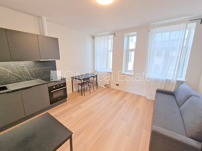 Fasādes māja, restaurēta māja, ieeja no ielas un pagalma, ir lifts, balkons, logi vērsti Rīga - foto 3