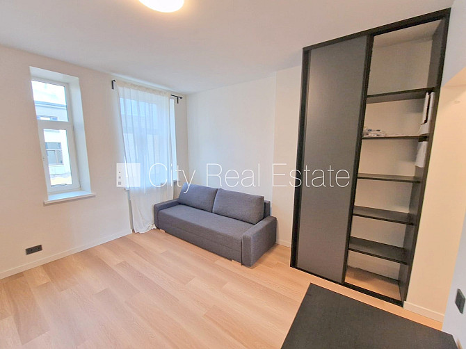 Fasādes māja, restaurēta māja, ieeja no ielas un pagalma, ir lifts, balkons, logi vērsti Rīga - foto 11