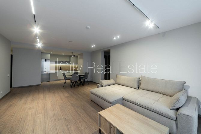 Fasādes māja, renovēta māja, labiekārtots apzaļumots pagalms, slēgts pagalms, ieeja no Rīga - foto 14