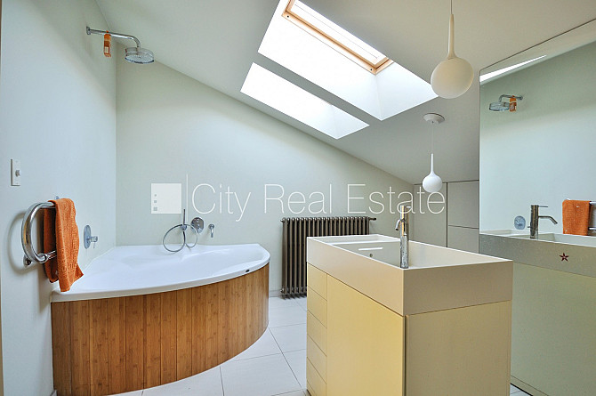 Fasādes māja, vieta vairākām automašīnām, līdz bērnu spēļu laukumam 50 m, logi vērsti Rīga - foto 4