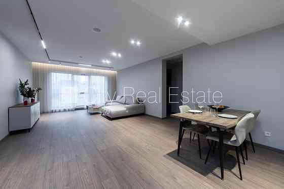 Здание во дворе, реновированный дом, благоустроенный озеленённый двор, закрытый Rīga