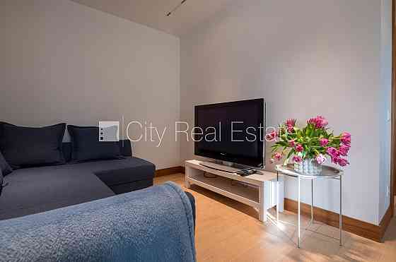 Дом во дворе, реновированный дом, благоустроенная озеленённая территория, место Rīga