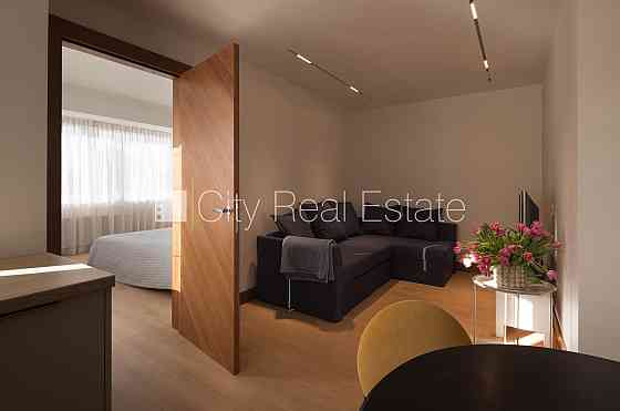 Дом во дворе, реновированный дом, благоустроенная озеленённая территория, место Rīga