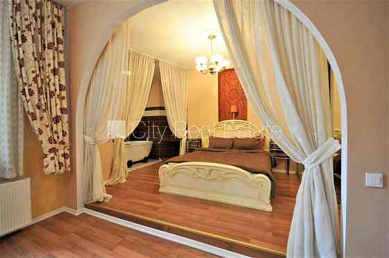 Фасадный дом, вход с улицы, окна выходят в обе стороны дома, студио, кухня Rīga