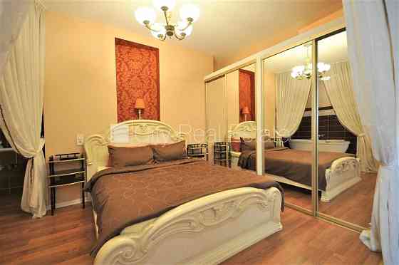 Фасадный дом, вход с улицы, окна выходят в обе стороны дома, студио, кухня Rīga