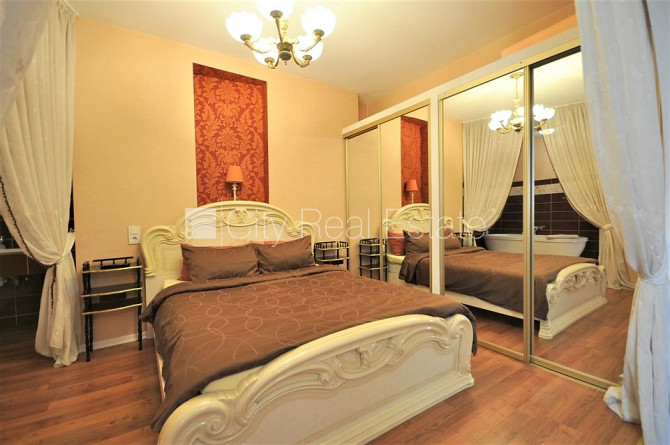 Fasādes māja, ieeja no ielas, logi vērsti mājas abās pusēs, studio tipa, virtuve apvienota ar Rīga - foto 3