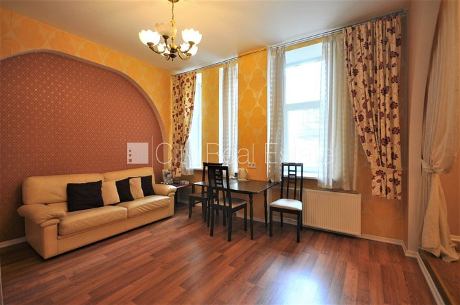 Fasādes māja, ieeja no ielas, logi vērsti mājas abās pusēs, studio tipa, virtuve apvienota ar Rīga - foto 4