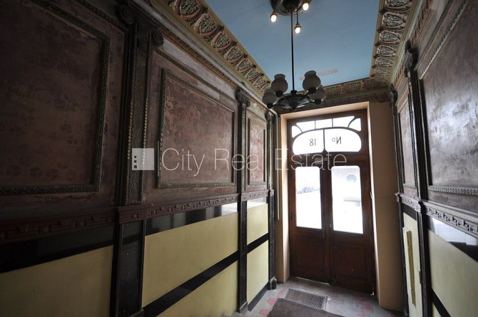 Fasādes māja, ieeja no ielas, logi vērsti mājas abās pusēs, studio tipa, virtuve apvienota ar Rīga - foto 11