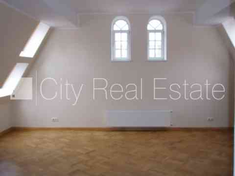 Фасадный дом, реновированный дом, фасад с декоративной штукатуркой, закрытый Rīga