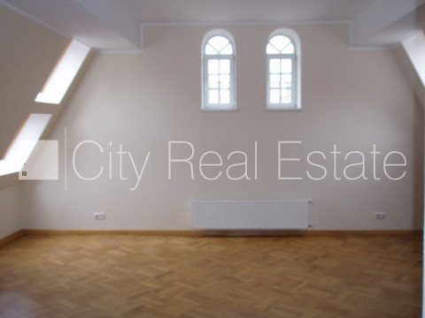 Fasādes māja, renovēta māja, fasāde ar dekoratīvo apmetumu, slēgts pagalms, ieeja no ielas Rīga - foto 6