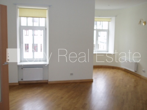 Fasādes māja, renovēta māja, fasāde ar dekoratīvo apmetumu, slēgts pagalms, ieeja no ielas Rīga - foto 15