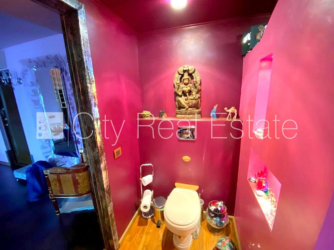 Фасадный дом, реставрированный дом, вход с улицы и со двора, лифт, балкон, окна Рига - изображение 19