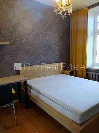 Дом во дворе, благоустроенная озеленённая территория, гараж на одну машину, Рига