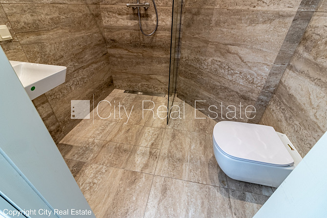 Pagalma māja, labiekārtota apzaļumota teritorija, garāža vienai automašīnai, maksas Rīga - foto 19