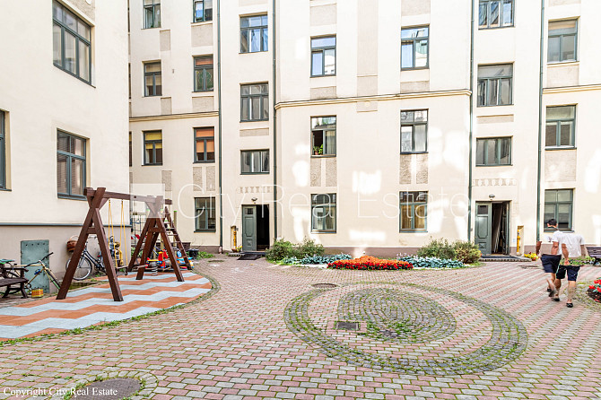 Fasādes māja, slēgts pagalms, iežogota teritorija, vieta vairākām automašīnām, beletāža, Rīga - foto 20