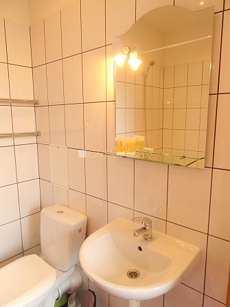 Labiekārtota apzaļumota teritorija, vieta automašīnai, ir lifts, iestiklota lodžija, logi Rīga - foto 17