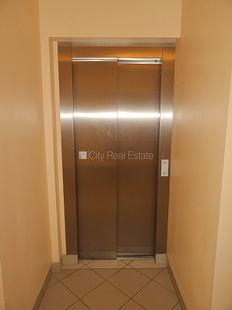 Labiekārtota apzaļumota teritorija, vieta automašīnai, ir lifts, iestiklota lodžija, logi Rīga - foto 19