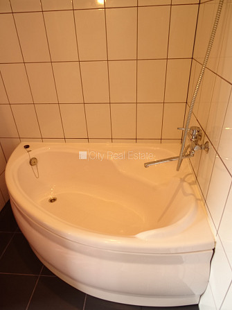 Labiekārtota apzaļumota teritorija, vieta automašīnai, ir lifts, iestiklota lodžija, logi Rīga - foto 15