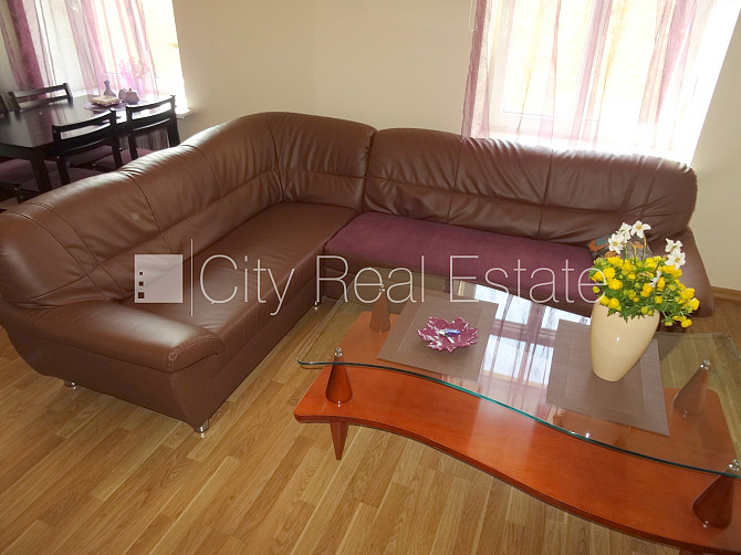 Labiekārtota apzaļumota teritorija, vieta automašīnai, ir lifts, iestiklota lodžija, logi Rīga - foto 3