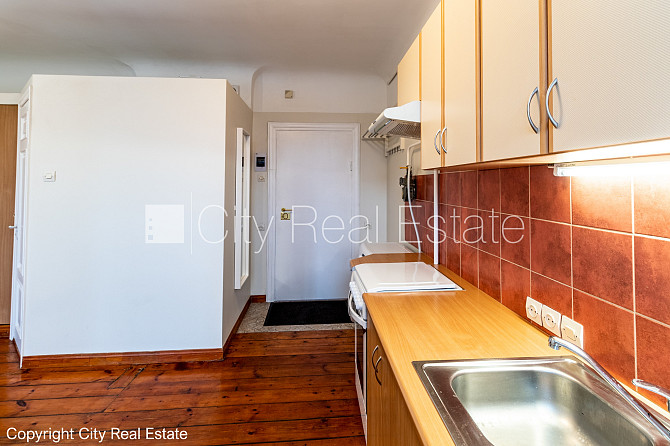 Pagalma māja, iežogota teritorija, ieeja no pagalma, kāpņu telpa pēc kapitālā remonta, logi Rīga - foto 20