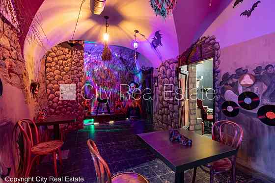 Реставрированный дом, подъездная дорога покрыта брущаткoй, вход с улицы, Rīga