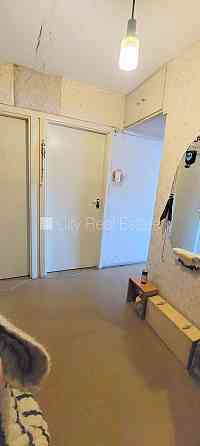 Фасадный дом, вход с улицы, застеклённая лоджия, окна выходят в обе стороны дома, Rīga