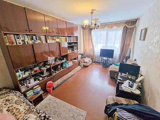 Фасадный дом, вход с улицы, застеклённая лоджия, окна выходят в обе стороны дома, Rīga