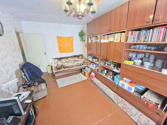 Фасадный дом, вход с улицы, застеклённая лоджия, окна выходят в обе стороны дома, Rīga