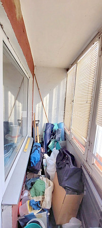 Fasādes māja, ieeja no ielas, iestiklota lodžija, logi vērsti mājas abās pusēs, guļamistabu Rīga - foto 13